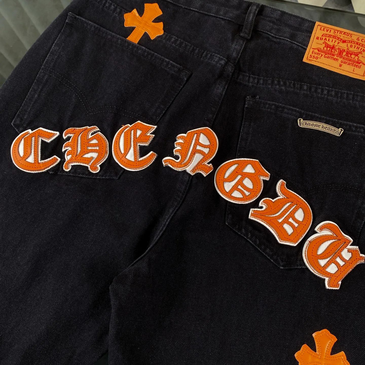 🅿️280 Chrome Heart Classic black with orange laser cross patchwork leather jeans. The pants are made of top-notch heavy-duty washing technology, and every detail shows ingenuity. The calfskin is laser-cut to make a delicate cross, which is both a tactile and visual enjoyment. Paired with aged silver hardware, it is retro, high-end and full of texture. The straight-cut upper body turns into "chopstick legs" in an instant, easily modifying the shape of the legs. It can be controlled by any body shape and has a full sense of luxury.  This is a carefully crafted high-end version, the quality far exceeds that of street currency, and the details can stand the scrutiny of a magnifying glass. Although the price is close to the people, the quality is completely in line with the big brands, and it is easy to follow the trend.  Classic black, low-key and versatile. Pair it with simple T-shirts and personalized shirts to easily create a fashionable look. Whether you are going out daily or attending events, you can be the center of attention.  Color: black Size: S M L XL 28 30 32 34